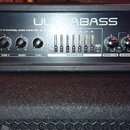Černý basový zesilovač s nápisy ULTRABASS a behringer. Na předním panelu je model BXD3000H 300-WATT 2-CHANNEL BASS AMPLIFIER HEAD. Zařízení obsahuje…