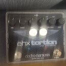 Kytarový efekt pedál v černé barvě s nápisy ehx torsion a JFET OVERDRIVE. Na spodní části je logo electro-harmonix a webová adresa WWW.EHX.COM. Horní…