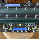 Zelený pedalboard s nápisem PROFILER REMOTE a logem KEMPER. Obsahuje několik stoupacích spínačů s číslováním 1 až 5 a tlačítkem TAP, nad kterými jsou…