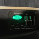 Detail ovládacího panelu s nápisem HSY-400D. Panel obsahuje zapnutý zelený displej ladicího přístroje, čtyři posuvníky ekvalizéru s popisky BASS., MI…