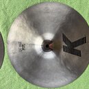 Kruhové činely z kovu s matným, broušeným povrchem. Na pravé straně je vyryté velké logo K a vlevo nápis LIGHT HIHAT BOTTOM 14"/35 cm. V horní části…