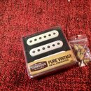 Dvě bílé snímače pro kytaru v průhledném plastovém obalu. Na obalu je nápis TONERIDER PICKUPS since 2003 PURE VINTAGE FOR ALL STRATOCASTERS TRS1. Ved…