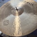 Zlatavý mosazný činel s viditelným broušením a hloubkovým opracováním povrchu. Na činelu je nápis Istanbul Agop Handmade cymbals from Turkey a v čtve…