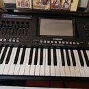Černý digitální klavír značky YAMAHA s displejem a ovládacími prvky. Na panelu jsou viditelné nápisy STYLE CONTROL, REGISTRATION MEMORY a ONE TOUCH S…