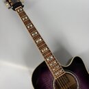 Akustická kytara s fialovým tělem a hnědým hmatníkem. Na hlavě je bílý nápis Ibanez a zlaté ozdobné prvky. Hmatník obsahuje vložky s perleťovými blok…