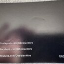 Černý papírový nebo kartonový materiál s bílým textem. V levé dolní části jsou ikony a nápisy Instagram.com/ObsidianWire, Facebook.com/ObsidianWire a…