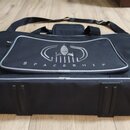 Černý polstrovatý pouzdro na hudební nástroj s šedým lemováním hran. Na přední straně je vyšívaný nápis SPACESHIP a grafický symbol rakety v kruhu. V…