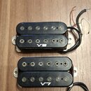 Dvě černé humbuckery s viditelnými snímačmi a připojeným kabelážím. Horní snímač má bílý nápis V8 a spodní snímač má bílý nápis V7. Oba jsou umístěny…