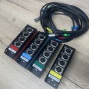 Čtyři černé kovové rozdělovače vstupů, každý vybavený čtyřmi XLR konektory. Jsou označeny barevnými štítky s nápisy INPUT 1-4 (červený), INPUT 5-8 (m…