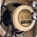 Fotografie zachycuje zadní stranu reproduktoru v béžovém rámu a s krémovým magnetem. Na magnetu je čitelná nálepka značky CELESTION s údaji Model G12…