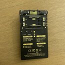 Zadní strana černého elektronického zařízení s dvěma sloty pro baterie AAA. Na spodní části jsou žluté textové pole s nápisy BPM & SWING, SAMPLE, CLE…
