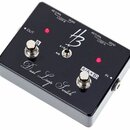 Černý kytarový efekt Dual Loop Switch s logem HB. Zařízení má dva stoupavé spínače označené písmeny B a A(A+B), přepínač poloh A/B a A+B a dvě červen…