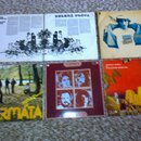 Šest vinylových desek v obalech rozložených na koberci. Jsou zde nápisy PAVOL HAMMEL & MARIÁN VARGA, ZELENÁ POŠTA, FERMATA a MARIAN VARGA & COLLEGIUM…