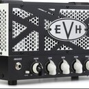 Kytarový zesilovač s černým šasi a bílou boční mřížkou. Na přední straně je oválné logo EVH a nápis 5150 III. Ovládací panel obsahuje knoflíky s popi…