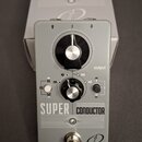 Šedý kytarový efekt v kovovém šasi s nápisem SUPER CONDUCTOR. Na horní části je velký otočný knoflík s označením ep, ma a mf, vedle něj je menší knof…