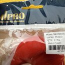 Průhledný plastový obal s červeným molítkem na mikrofon uvnitř. Na horní části obalu je zlatý nápis MIPRO a pod ním text MICROPHONE PROFESSIONALS. Na…