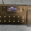 Černý kytarový procesor Line 6 Helix LT s displejem, na kterém je nápis LINE 6 HELIX LT a Firmware Version 3.60.0. Na přední straně jsou viditelné ná…