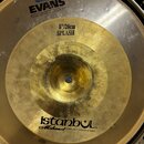 Zlatý kovový činely typu splash s nápisem 8"/20cm SPLASH. Ve spodní části je logo istanbul Mehmet s doplňkem Handmade Cymbals from Turkey. Činely jso…