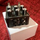 Černý kytarový efekt s pěti ovládacími knoflíky a dvěma přepínači. Na horní straně jsou nápisy REVERB, VOLUME a OUTPUT. Na zadní straně jsou vstupy a…