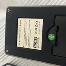 Spodní strana šedého efektového pedálu s černým plastovým krytem baterie. Na bílé nálepce je text ACADAPTER DC9V, symboly pro polaritu a nápisy v ang…