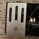 Stříbrný kovový přístroj s nápisem ELEMENT cabsim headphone amp. Na spodní části je uveden text DARKGLASS ELECTRONICS MADE IN FINLAND. Horní panel ob…