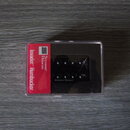 Průhledný plastový obal s červeným štítkem, ve kterém je umístěn černý humbucker. Na štítku je bílý nápis Invader Humbucker a logo s textem Seymour D…