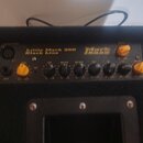 Detail ovládacího panelu basového zesilovače v černém provedení. Na panelu je nápis Little Mark 250 Black Line a logo Markbass. Jsou zde vidět ovláda…