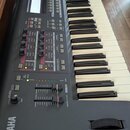 Černý digitální klavír s bílými a černými klávesami. Na levé straně je vidět logo YAMAHA a doprovodný symbol značky. Ovládací panel obsahuje displej,…