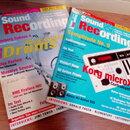Dvě vydání časopisu Sound & Recording v německém jazyce. Levý výtisky s datem 10/06 obsahuje hlavní téma Drums a zmínky o Steinberg Cubase 4, RME Fir…