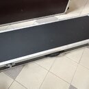 Černý obdélníkový transportní kufr s hliníkovými hranami a kovovými rohy. Na boku je umístěna černá rukojeť a dvě kovové zámky. Povrch kufrů vykazuje…