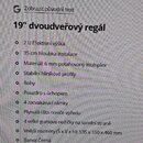 Fotografie zachycuje snímek obrazovky z webové stránky Thomann s popisem produktu 19" dvoudveřový regál. V horní části jsou vidět náhledové fotky čer…