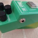 Zelený kytarový efekt s třemi černými oválnými knoflíky. Na horní straně je bílý nápis TUBE SCREAMER, Overdrive Pro a TS808, dále označení INPUT a OU…