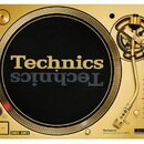 Zlatý gramofon s černým talířem, na kterém je dvakrát uveden nápis Technics. V pravé části je zlaté rameno s pickupem a posuvník pro regulaci rychlos…