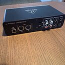 Černý audio rozhraní s nápisem U-PHORIA UMC204HD a logem behringer na horní straně. Zadní panel obsahuje USB port, MIDI konektory OUT a IN, přepínač…
