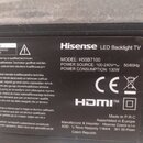 Fotografie zachycuje černý štítek s technickými specifikacemi na zadní straně zařízení. Je zde uveden název Hisense LED Backlight TV a MODEL: H55B710…