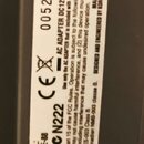 Fotografie detailu bílé štítku s technickými údaji. Je na něm uveden výrobce KORG a model KROME-88, dále nápisy FC N222, CE, AC ADAPTER DC12V a číslo…