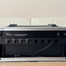 Černý rackový přístroj v hliníkovém přepravním kufru s dvěma anténami. Na přední straně je nápis „the E.Bone Free Solo Antenna Splitter“ a pod ním te…