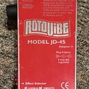 Červený efektový pedál s nápisem ROTOVIBE a označením MODEL JD-4S. Na spodní části je logo Jim Dunlop USA, značka CE a text Designed and Manufactured…