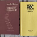 Dvě knihy položené vedle sebe na vzorované podložce. Levá kniha má vínové provedení s nápisy Jaroslav Kofroň, UČEBNICE HARMONIE a Bärenreiter Praha /…