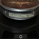 Fotografie zachycuje zadní stranu reproduktoru. Na horní části magnetu je hnědo-zlaté logo EMINENCE. Bílá nálepka obsahuje nápisy EGTR-SA1712-16, 791…