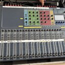 Míchací pult Soundcraft S1 EXPRESSION v šedé barvě, umístěný v transportním kufru. Na horní části jsou barevné sekce s ovládacími prvky v žluté, zele…