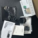Sada bezdrátového mikrofonu značky SYNCO, obsahující vysílač a přijímač. Na krabici je uveden model G1T/G1L a nápis SYNCO'S WIRELESS MICROPHONE. Souč…