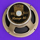 Reproduktor s kovovým zlatavým rámem a černou membránou. Na středovém štítku je uveden nápis CELESTION LOUDSPEAKERS, model G12 Vintage 30 a impedance…
