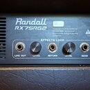 Zadní panel černého kytarového zesilovače s nápisem Randall RX75RG2. Jsou zde vidět konektory LINE OUT, RETURN a SEND, dva ovratky s nápisy LEVEL a F…