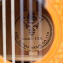 Detailní pohled skrze otvor v těle smyčkového nástroje na vnitřní štítku. Na štítku je vidět ornamentální logo a nápisy KISO SUZUKI VIOLIN CO., LTD.,…