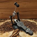 Černý basový pedál s kovovým provedením a stříbrnými detaily. Na stupni je viditelné logo SONOR a malý nápis "Made in Germany". Pedál vykazuje mírné…