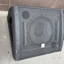Tři černé reproduktory s kovovou mřížkou. Střední reproduktor má v dolní části bílý čtvercový štítek s nápisem the box. Povrchy jsou v užitém stavu s…