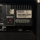 Detail zadní strany zesilovače značky Ampeg. Na štítku je uveden model V4BAVU, sériové číslo (21) SERIAL# DMWUR60003 a nápis MADE IN THE U.S.A. BY SL…