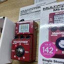 Červený efekt pedál s nápisem MULTISTOMP MS-60B for Bass a logem zoom. Zařízení má digitální displej, na kterém je vidět text DYNAMIC REVERB a několi…