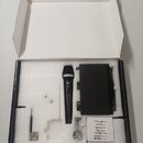 V bílém originálním boxu s pěnovou výplní je umístěn bezdrátový mikrofon a černý přijímač. Na těle mikrofonu je viditelné logo AKG a nápis AKG v doln…